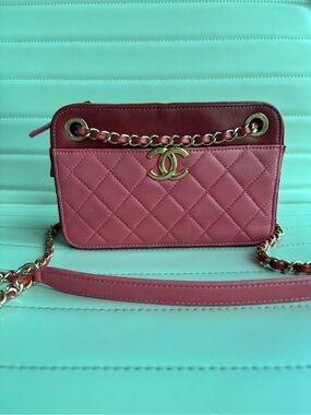 CHANEL Red Two tone Quilted Leather Chain Crossbody Bag with Gold Hardware